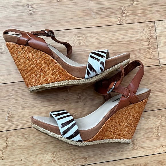 NWT  heartthrob wedge leather  sandals - Picture 1 of 7